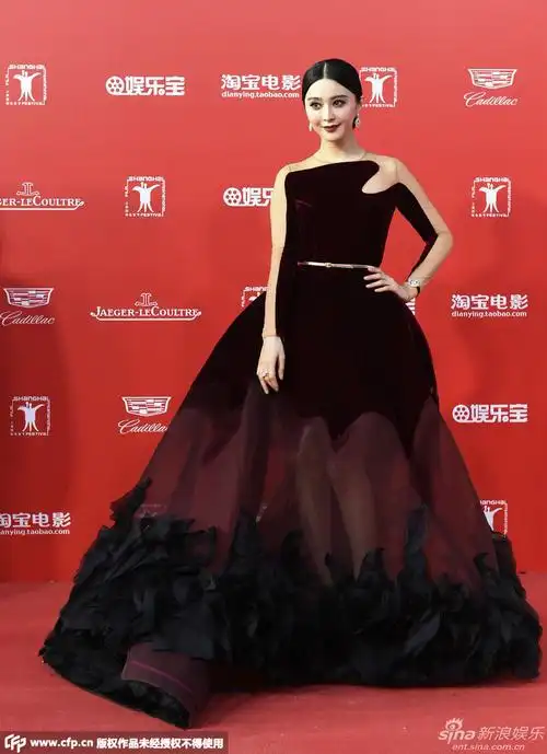 第18届上海国际电影节开幕.范冰冰身着酒红色礼服