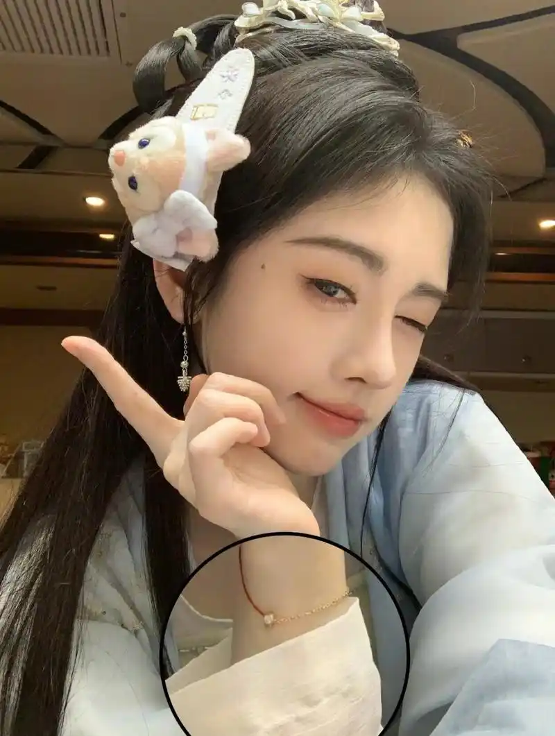 这次鞠婧祎现身时,手腕上佩