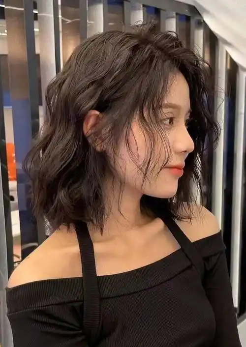 今年火了一种卷发,叫"锁骨卷",洋气时髦,管你30还是50超气质_发型