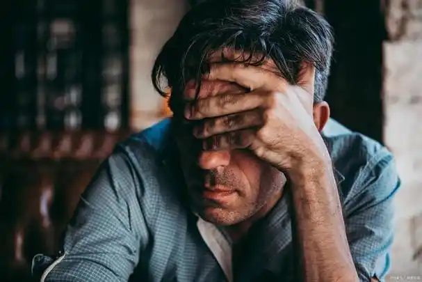 成年人的世界崩溃就在一瞬间