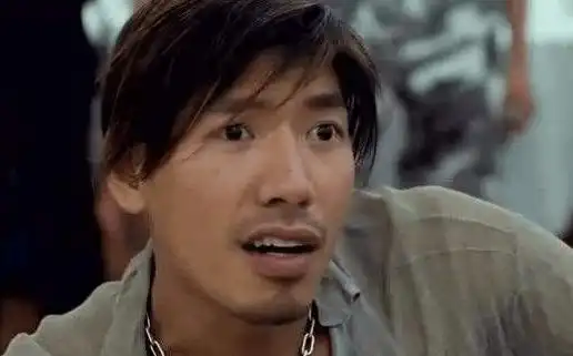 然后就是山鸡的寸头,山鸡在影片中也算是陈浩南的头马,二当家,陈小春