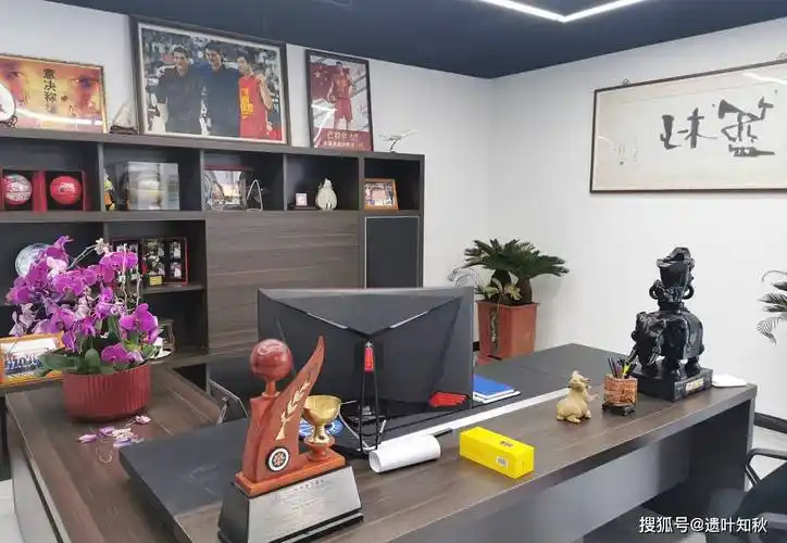 于是孟伟答应了下来,想想替他收起来一定比放在这当烟灰缸好多了,毕竟