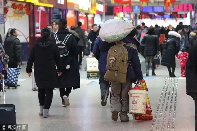 一位农民工模样的旅客带着众多行李包裹,肩头还背负着一个巨大的编织