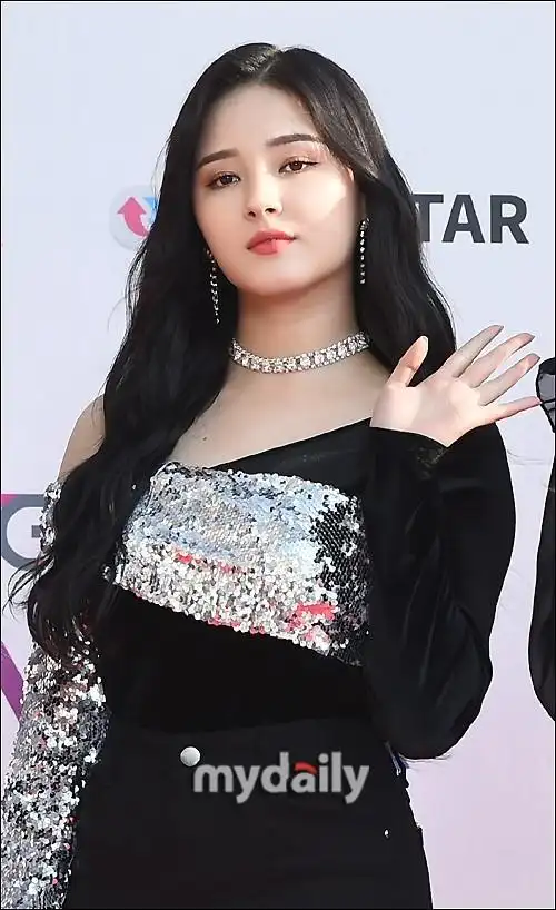 韩偶像男星女星私下喝酒 经纪公司否认恋情传闻