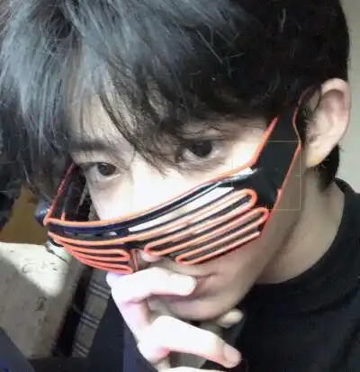 白色的男生头像真人