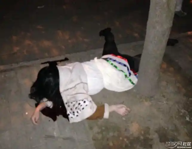 武汉牌照的奥迪小车与一辆摩托车相撞,摩托车上的年轻女子被撞身亡