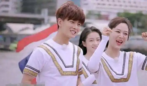 有种"合影"叫任嘉伦,跟任何人都保持距离,唯有对她藏不住爱意_聂欢