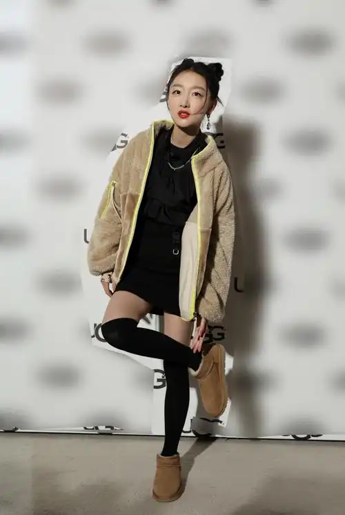 周冬雨丸子头雪地靴亮相可爱俏皮 笑称多次获影后是甜蜜的负担