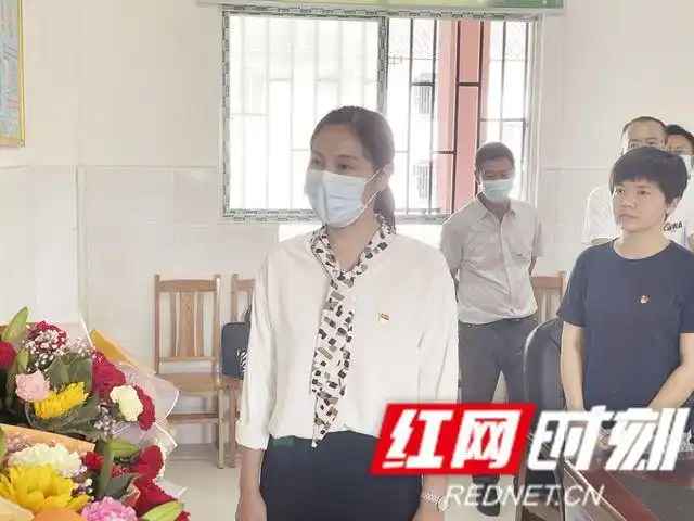 慈利县徐薇慰问山区学校情暖师生心