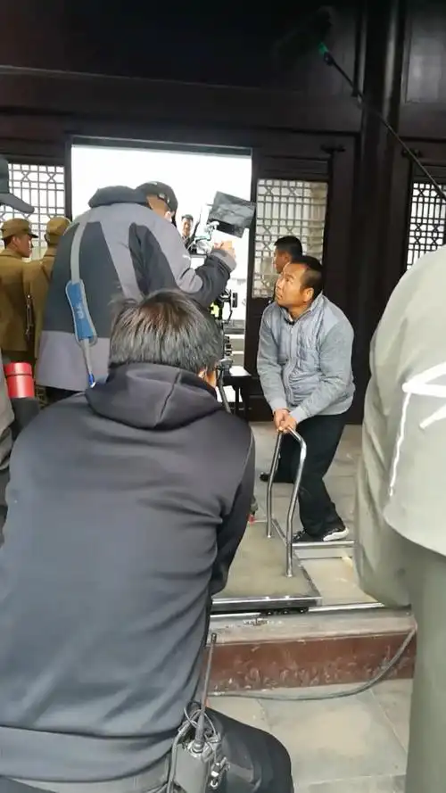 拍摄现场好多的工作人员呀,个个都好严肃