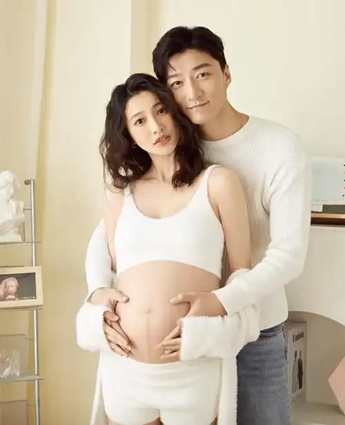 演员金泽灏官宣产子,晒宝宝出生照,妻子白柳汐生产前曾感染新冠|白柳