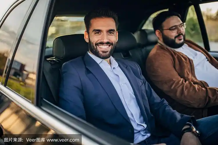 两个男人在后座上开车