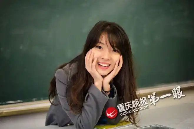 这不是周慧敏吗重庆90后最美英语老师走红网友想复读