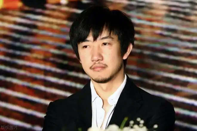 鄢颇:前妻梅婷出钱出力,跟李小冉相恋被砍成重伤,他还好吗?