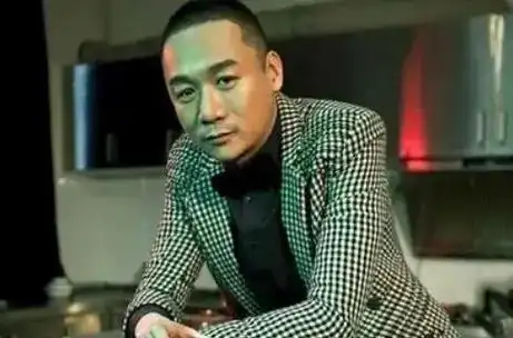 9岁高虎加入某团送外卖,与网友合影强颜欢笑!_生活_演艺事业_演出