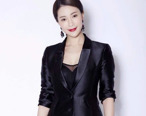 她就是胡然,王晶御用女演员,或许很多人不认识她,但要说到她拍的电影