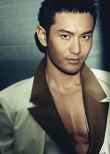 众多粉丝们不停狂叫,立威廉健身多年,只要露出性感胸毛与漂亮肌肉线条