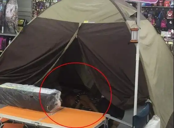 卖场帐篷区当自家 男带可乐睡大觉…网:快收烤肉架!