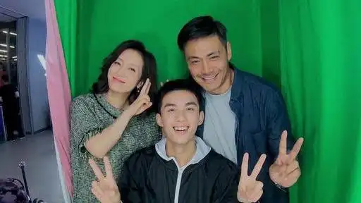原创穿越火线:路妈晒全家福,吴磊邵兵12年前就演过父子,缘分太深!