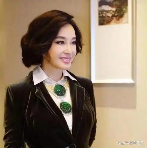 她是刘晓庆的闺蜜,收藏的翡翠价值比刘晓庆还高,价值15亿元