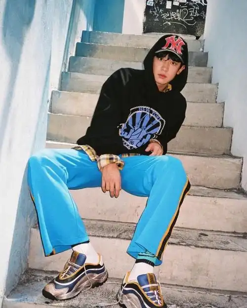 所有视线,时尚弄潮儿灿烈用满分穿搭为你示范了正确的时尚打开方式