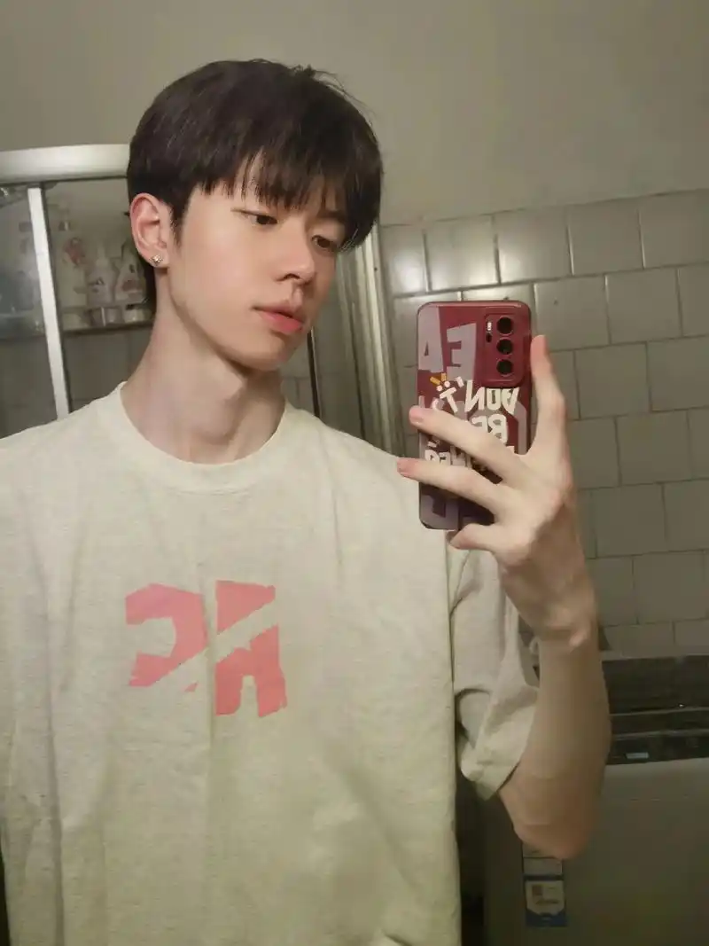 偶尔帅哥,经常偶尔.#侧颜 #对镜自拍 #男生自拍 #对镜自 - 抖音