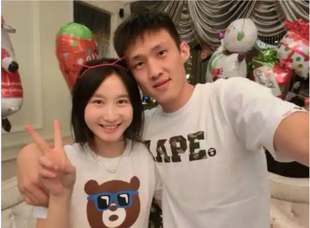 34岁男篮队长周鹏妻子是1米88女篮美女相恋18年生下一儿一女