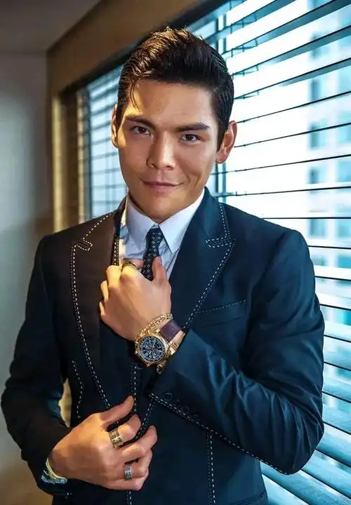 近日,已经许久没有露面的向佐,突然空降到网红小杨哥的直播间,引起了