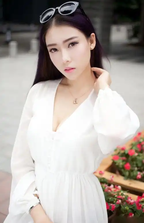 白色透视睡衣的性感女神梦娜床上香滑细腻的