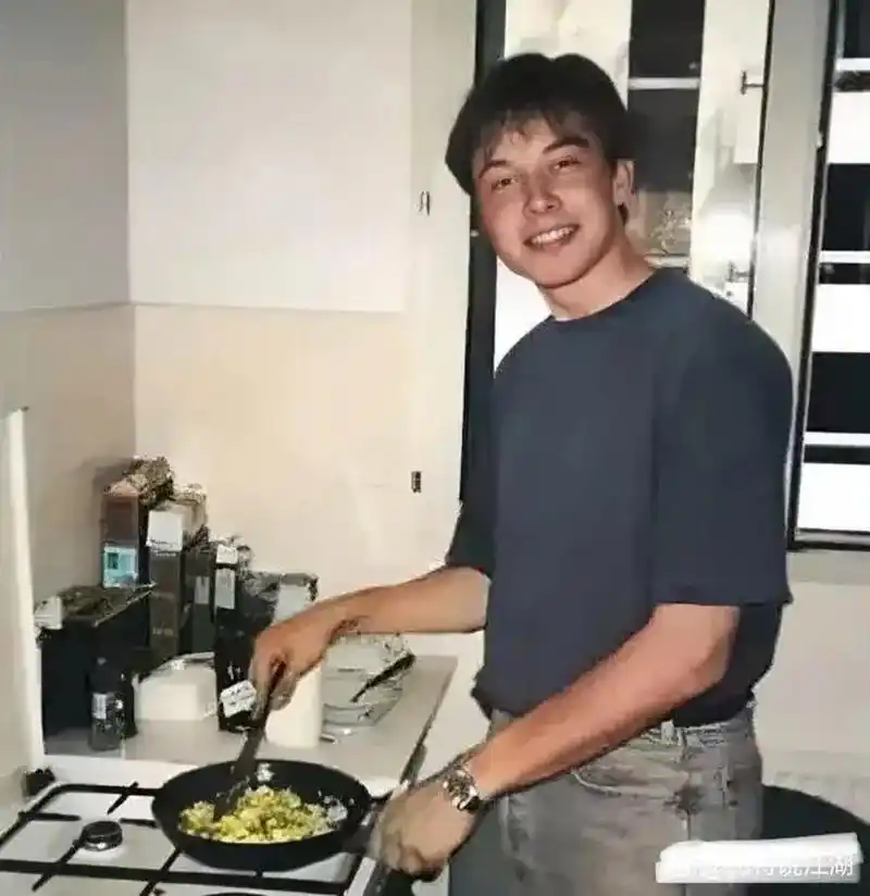 马斯克年轻的时候也有居家男主的一面,[大笑] 只是后来他的生活风格