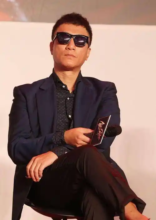 原创孙红雷戴上墨镜太有大哥范儿随便坐着都很霸气太有型了