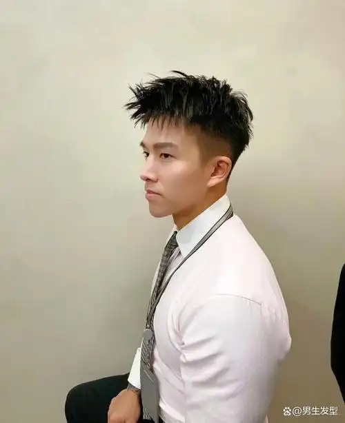 男生不要乱剪发型了,这3款发型潮流百搭,剪完轻熟又帅气