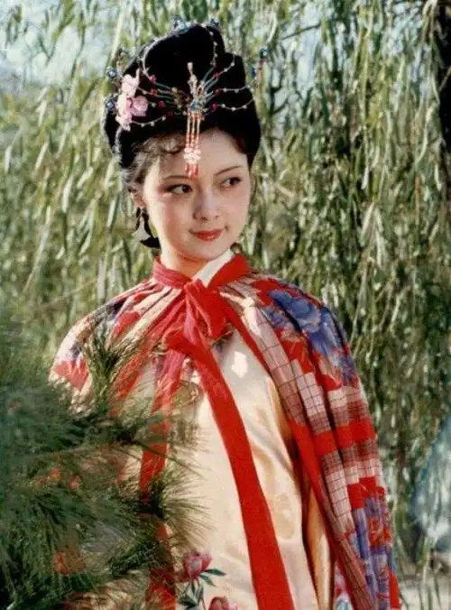87版《红楼梦》她陪别人去面试,大围巾只露一双眼睛,被导演看中