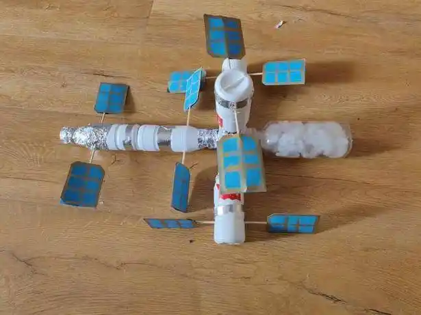 神舟飞船遨游太空近年来,越来越多的一次性物品等资源被浪费,这些物品