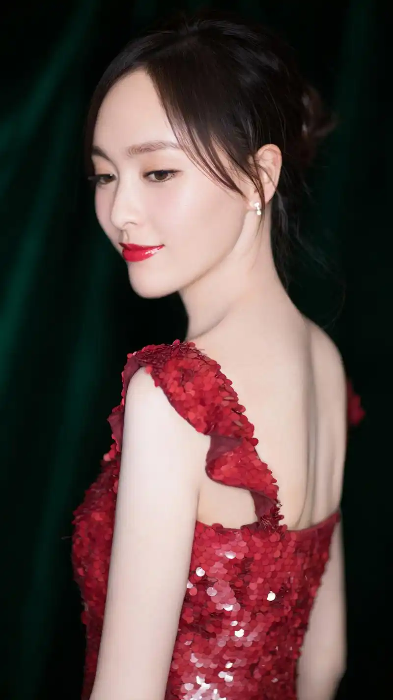 唐嫣侧面壁纸:美背线条优美,眼神妩媚撩人