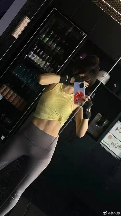 蔡文静晒健身绝美腹肌照,绝好身材令人羡慕,自律的女生最美丽