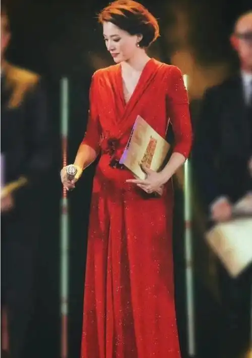 董卿真是知性女人穿红色长裙高贵大气文艺美不是谁都有的