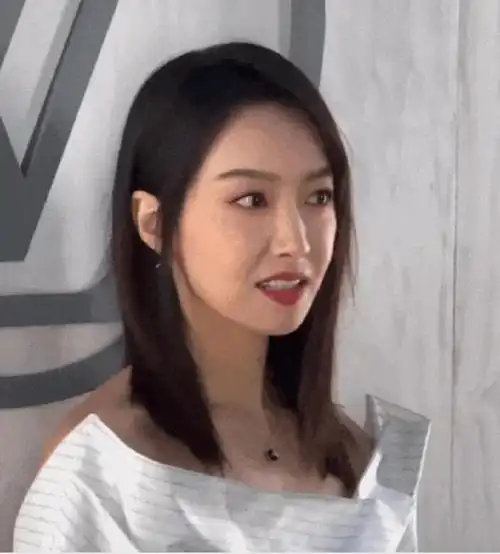 巴黎时装周怼脸生图明星纷纷出糗没了滤镜年龄感就出来了