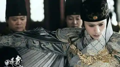 雨化田装成风里刀的样子,也在来客栈的路上了