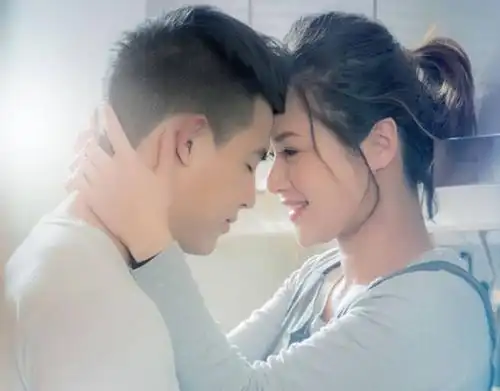 卢颂之与老公深情对视.