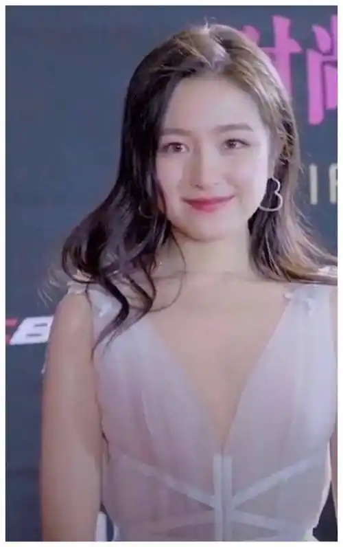 还以为脸大的李兰迪很胖可她连儿童卫衣也挤得进真是要命