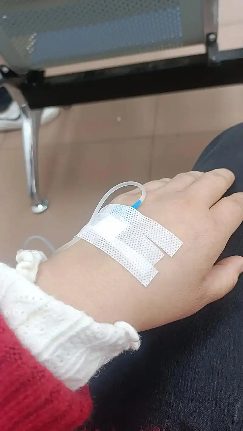 今天来打针医生说可怜崽哟手都扎烂了都没地方扎针了,因为我右手不给