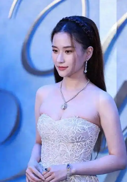 何超莲蒂芙尼晚宴"贝壳公主风",精致如瓷娃娃,窦骁真得宝了_裙子_时尚