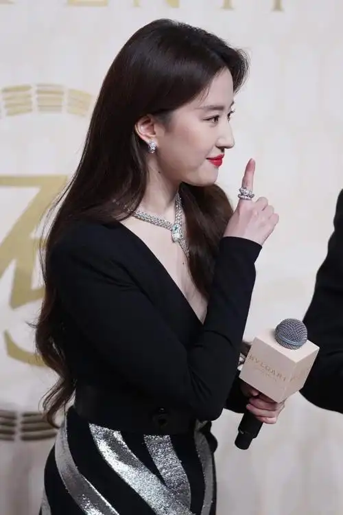 刘亦菲被称为"颜值天花板",刘诗诗扁头变圆头,侧颜完美