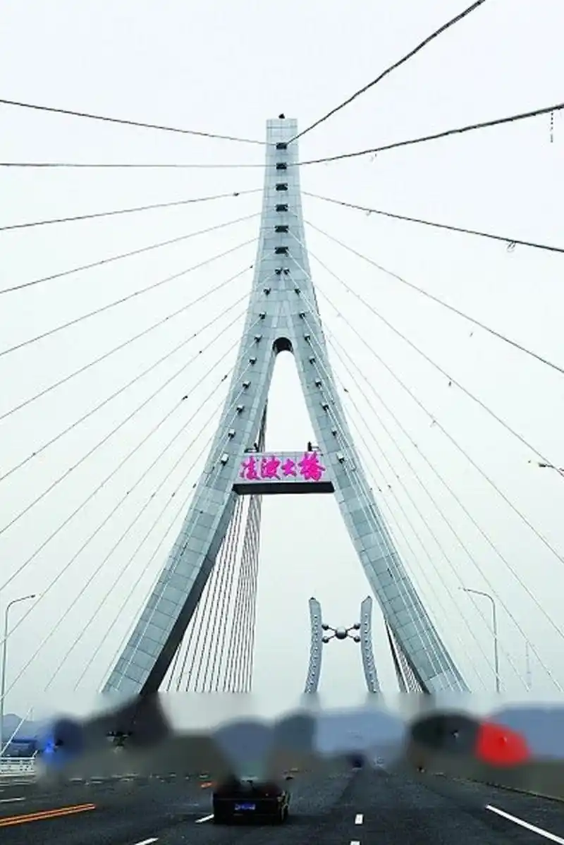 洛阳首座双塔双索面斜拉式大桥——凌波大桥.张晓理摄/光明图片