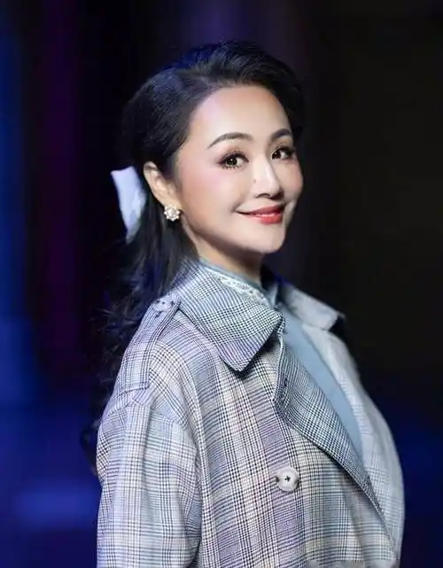 曹颖近照,49岁还这么凹凸有致!她的知名度为什么越来越低?