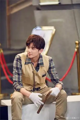 19岁吴磊真有男人味,与迪丽热巴合作登上《时尚芭莎》酷炫青春