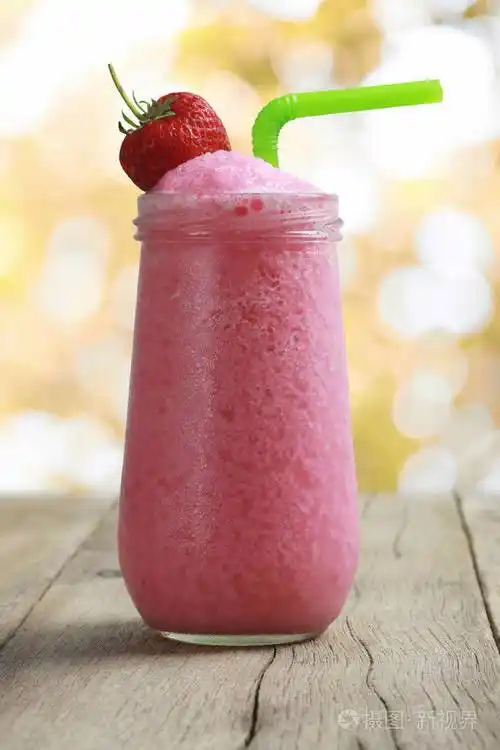 草莓冰沙在食物表地板上的玻璃