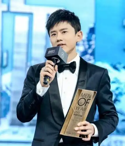 谢娜已经成为了全国非常有名气的主持人,而这时候的张杰只是一个小小