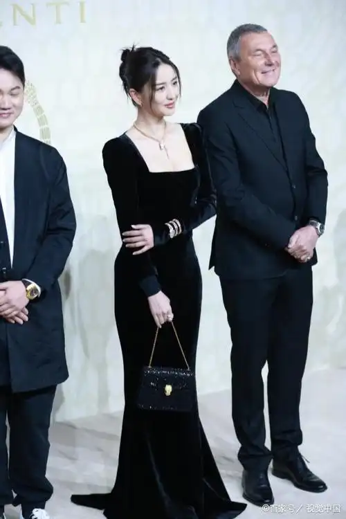 佟丽娅穿方领礼服出席宝格丽品牌活动